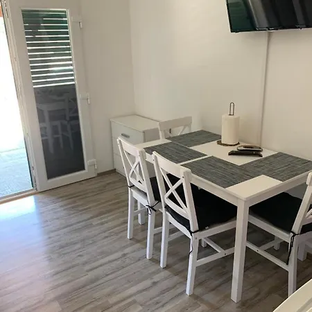 Sunny Side Apartment *